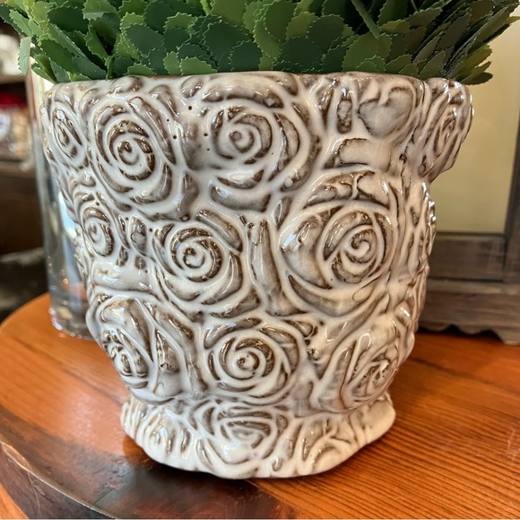 New Pottery Barn Rose Ceramic Cachepot, Grey Rosebud Planter, Small White Pot - Picture 11 of 14